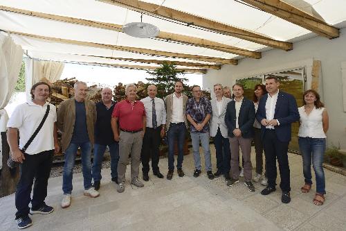 Cristiano Shaurli (Assessore regionale Risorse agricole e forestali) con i firmatari di una lettera indirizzata al Ministero delle politiche agricole per dare priorità al Carso - Duino Aurisina 25/07/201